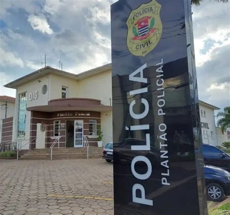 Modelo é procurada pela polícia italiana após desfilar de ...